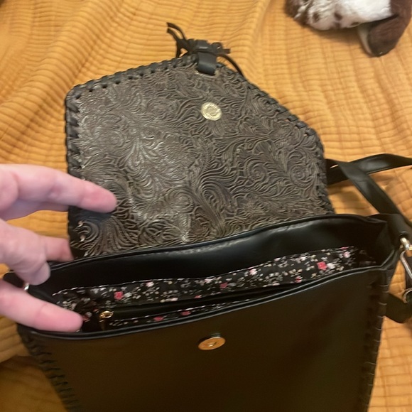 MUDD Western bag black w/tan with fringed snap closure, gold hardware, crossbody - Picture 5 of 6